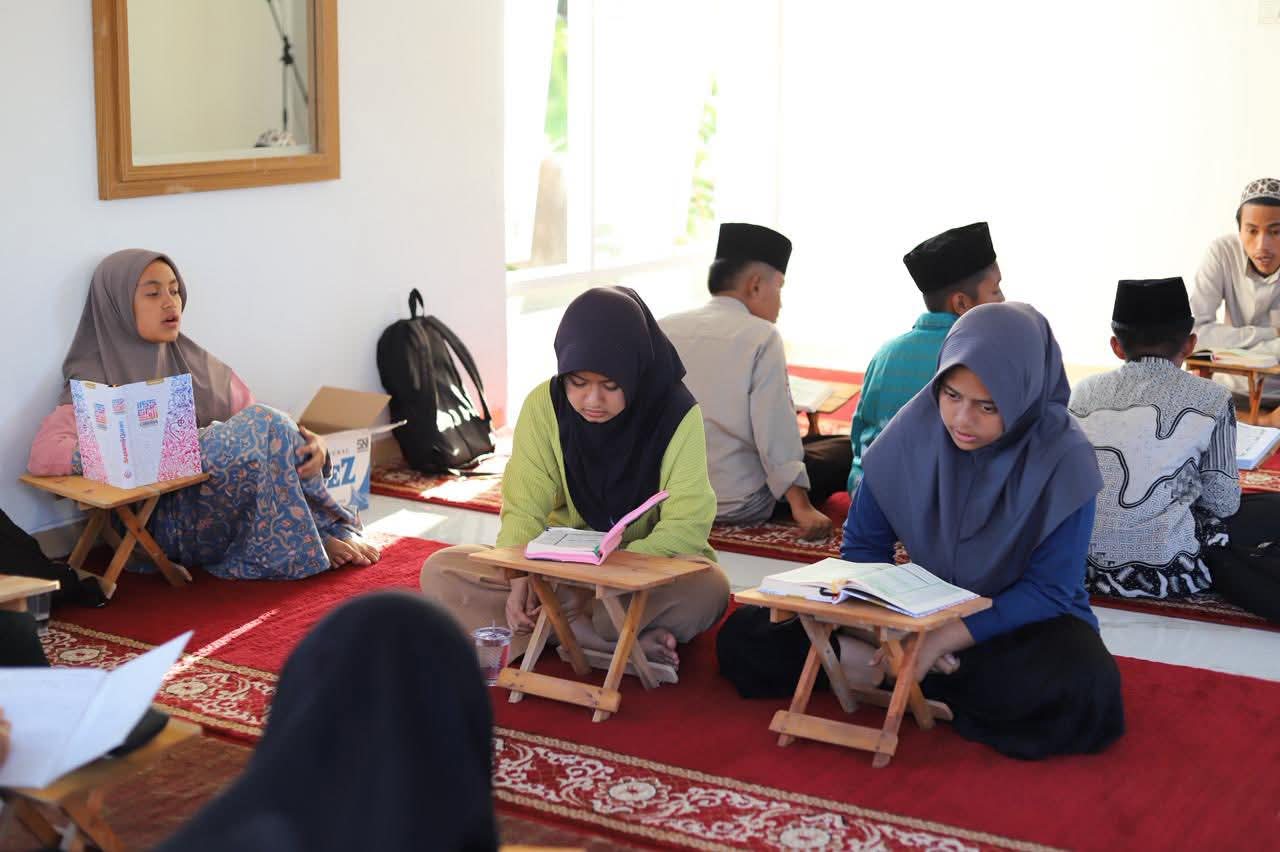 Pelajar Padang Panjang saat ikuti Tahfiz Alquran di mushalla rumah dinas Wali Kota.